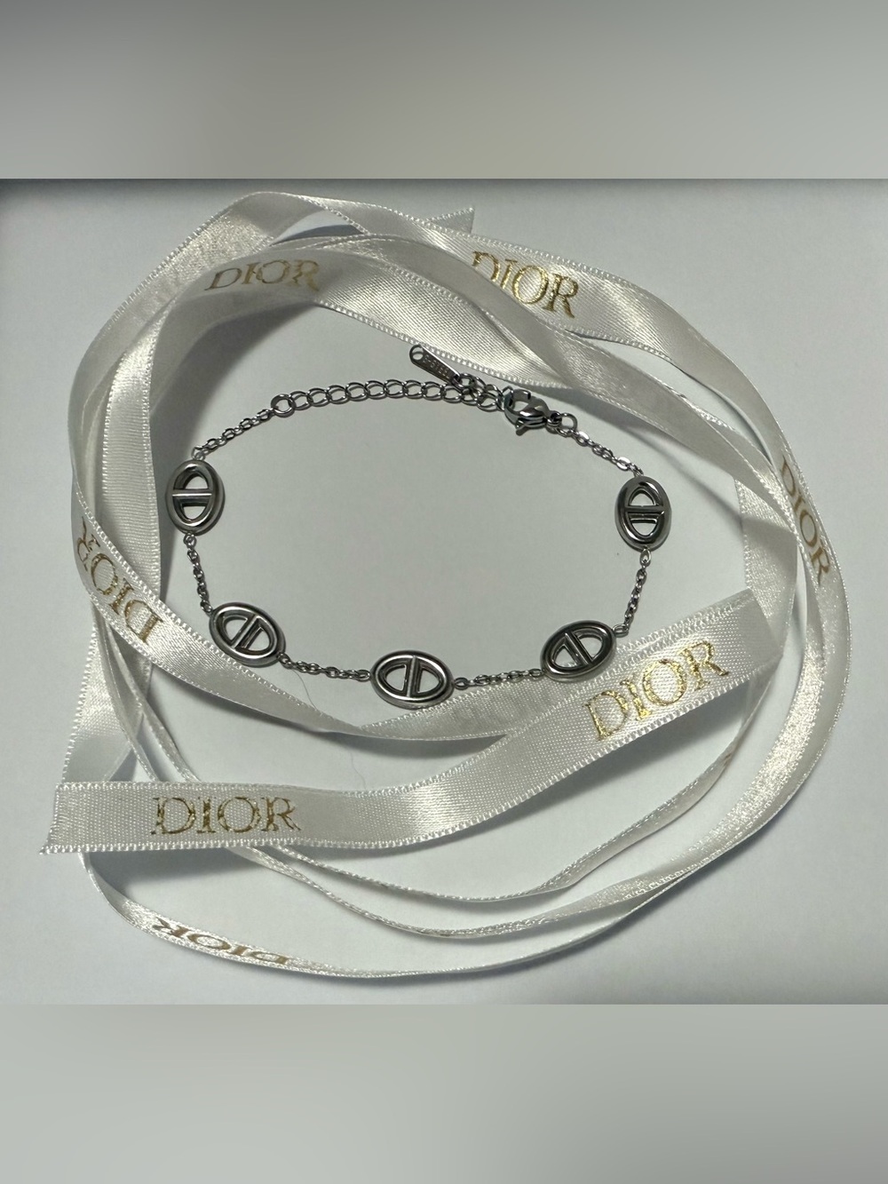 Elegant Bracelet in Silvertone